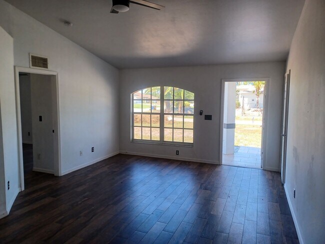 Foto del edificio - Available Now: 3/2 + den Home On A Quiet D...