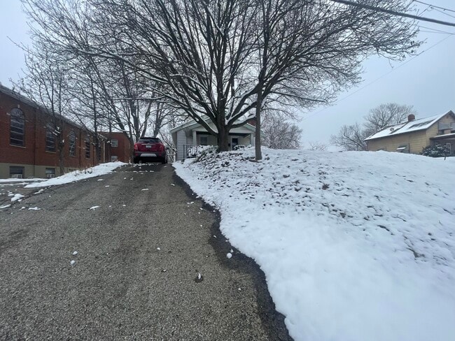 Foto del edificio - 8224 W Main St