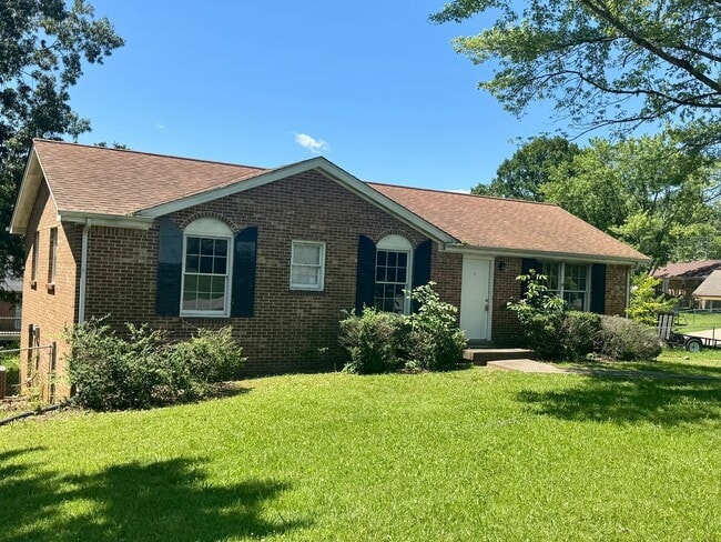Building Photo - Home Near Ft Campbell! 3 bd/2 ba with unfi...