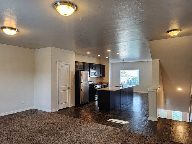 Foto del edificio - Newer 4 Bd 3 Ba Townhouse in Bluffdale