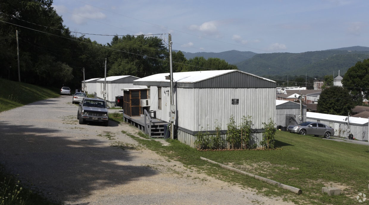 241 Gamble Dr, Jacksboro, TN 37757 Apartments 241 Gamble Dr Jacksboro
