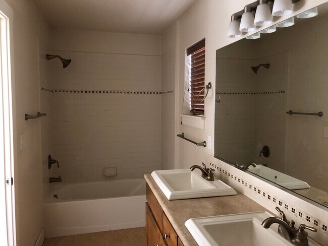 master bath with tub/shower - 803 Heschel St