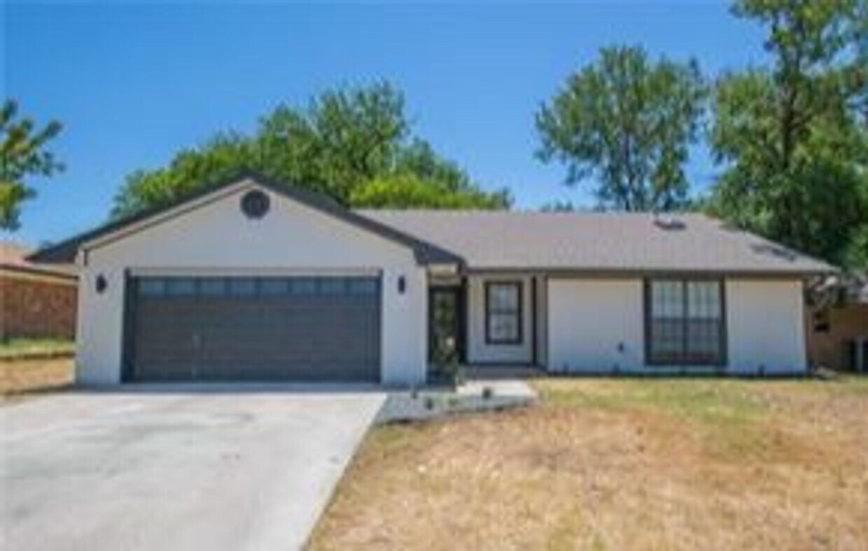 Primary Photo - Completely remodeled 3-bedroom 2-bathroom ...