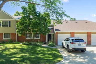 Building Photo - 995 Pine Tree Circle North