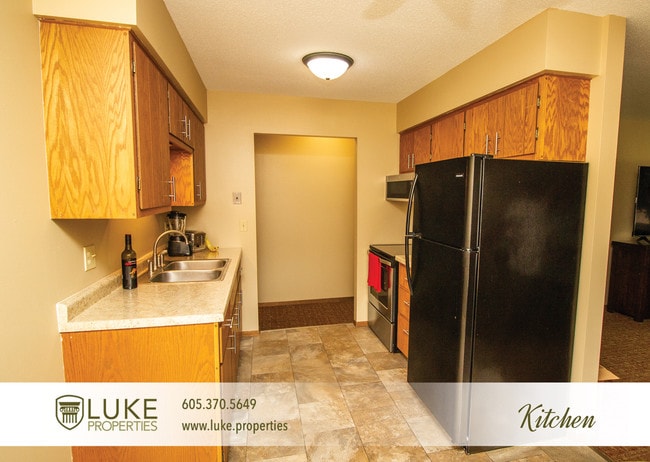 Building Photo - 2 Bedroom Apartment with Attached Garage!