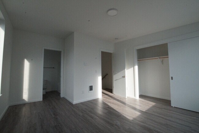 Building Photo - Beautiful New 2bd/2.5ba North Portland Tow...