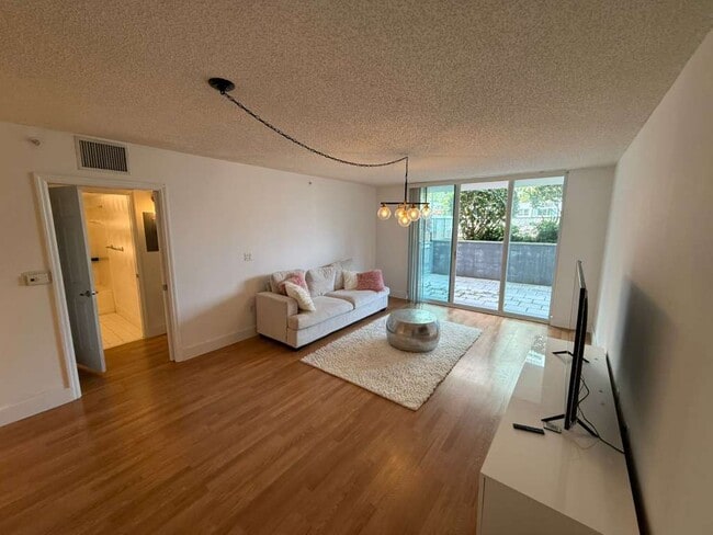 Building Photo - 1155 Brickell Bay Dr