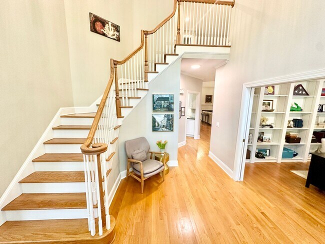 Building Photo - Location Location Location!!! Stunning 4 B...
