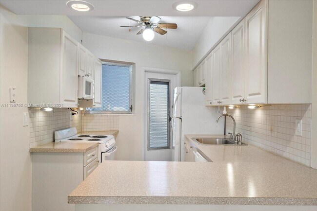 Building Photo - 1671 NE Miami Gardens Dr