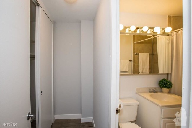 Building Photo - 1142 S Michigan Ave