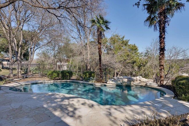 Building Photo - 132 Lakeway Dr