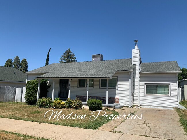 Foto del edificio - 2490 McClellan Ave