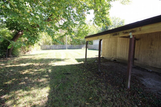 Building Photo - Romulus home near Freeways