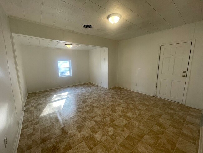 Foto del edificio - 3 bedroom 1 bathroom 1 car garage with a f...