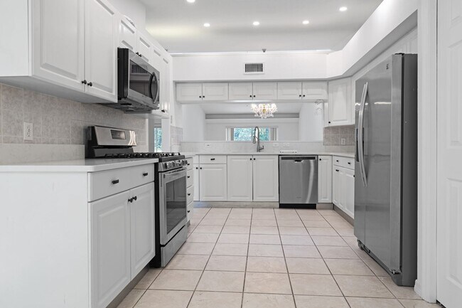 Foto del edificio - Bright & Airy 3-Bed Home Close to University Pkwy