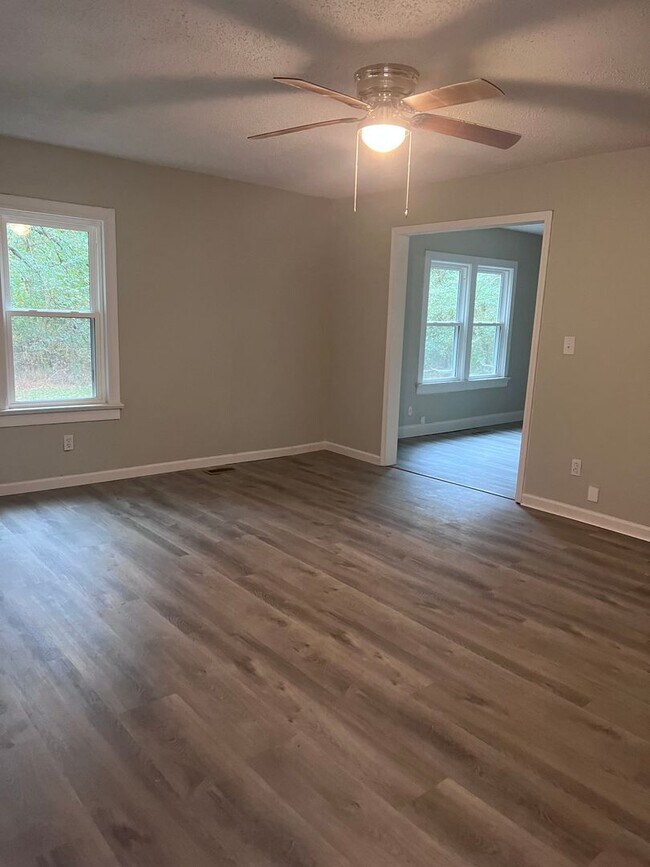 Foto del edificio - Spacious 3 Bedroom House in Rossville