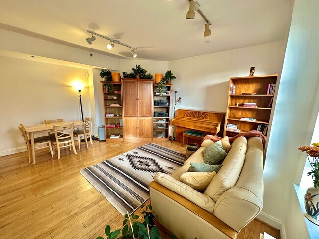 Foto del edificio - Dupont Living at its Finest. FURNISHED 1 Bed Sweeping view!