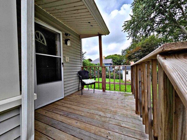 Building Photo - 654 Woodman St