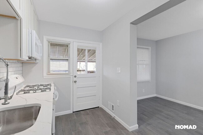 Building Photo - Charming 3BR Townhome in Middle River