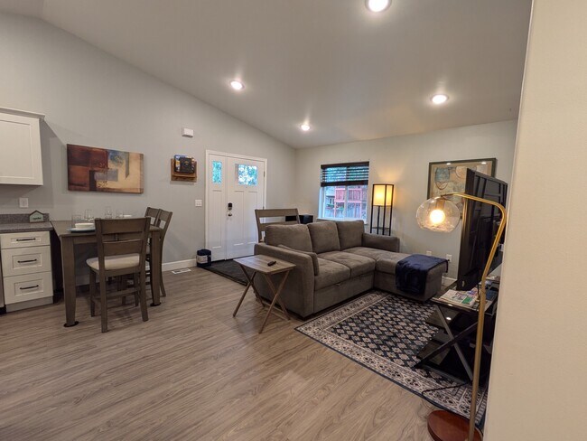 Sala de estar y comedor - 8244 Rovenna St