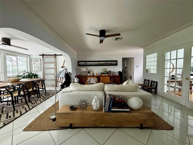 Foto del edificio - 745 S Shore Dr