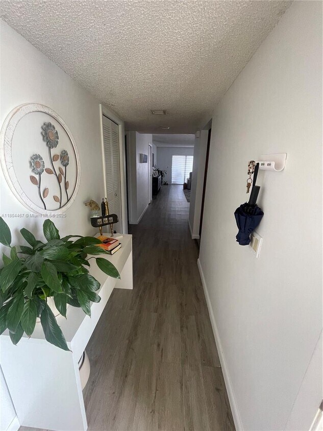 Foto principal - 370 Racquet Club Rd