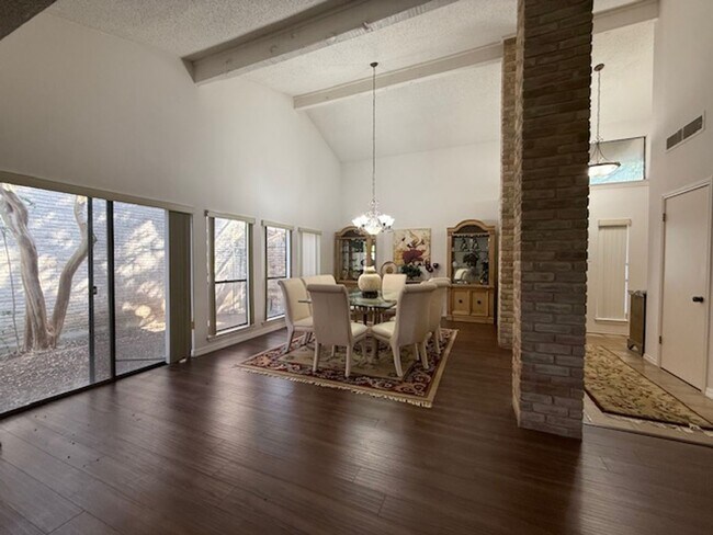 Foto del edificio - Prestigious Gated Living in Mission Trace-...