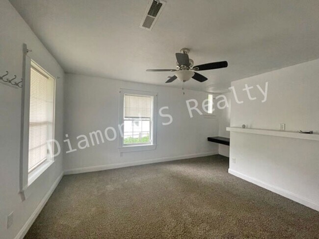 Foto del edificio - 3 Bedroom Home Available Early June!