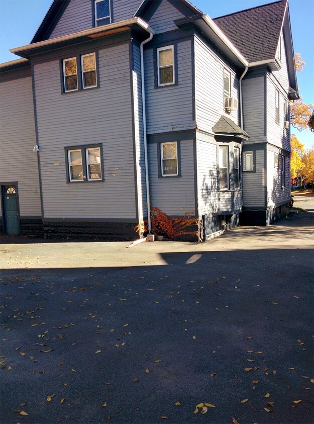 Primary Photo - 1209 Genesee St