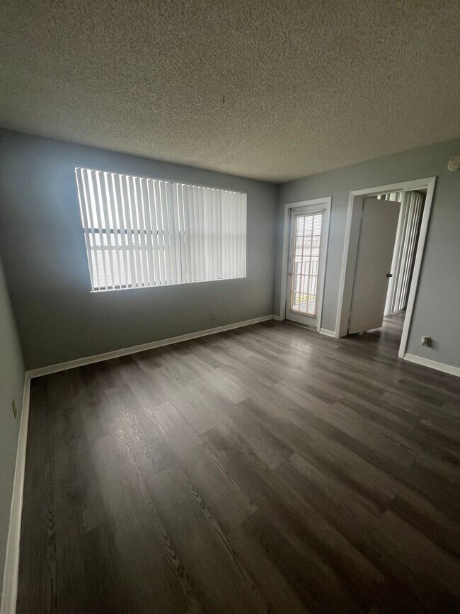 Photo - ONE BEDROOM ONE BATHROOM WITH LAKEVIEW!!! Apartment