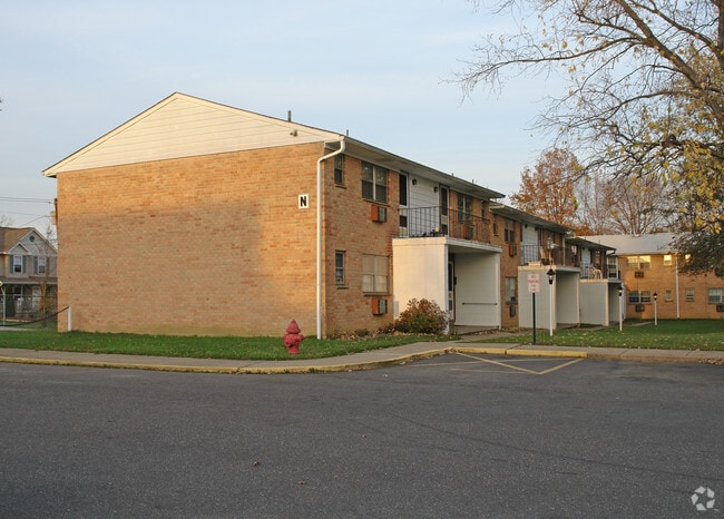 Building Photo - Hamilton Court Apartments