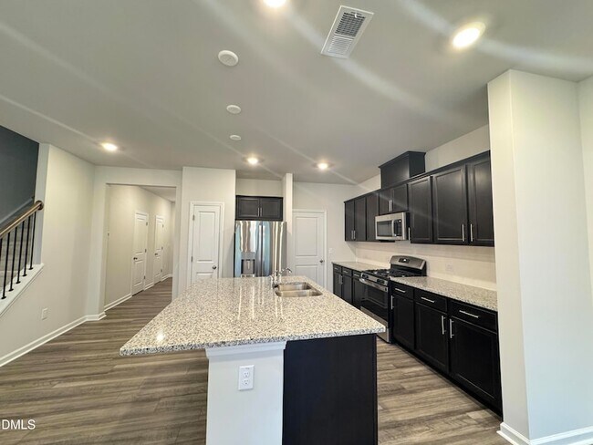 Foto del edificio - 523 Hester Rd