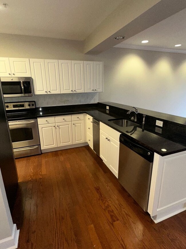 Building Photo - 1 Bed, 1 Bath at Carolina Walk - Steps from Williams Brice Stadium!