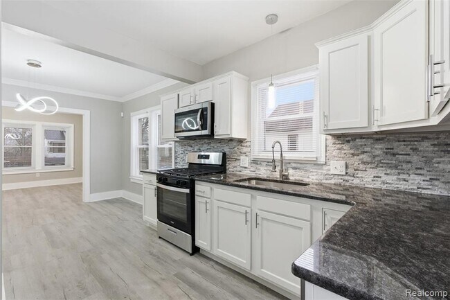 Building Photo - 6433 Globe St