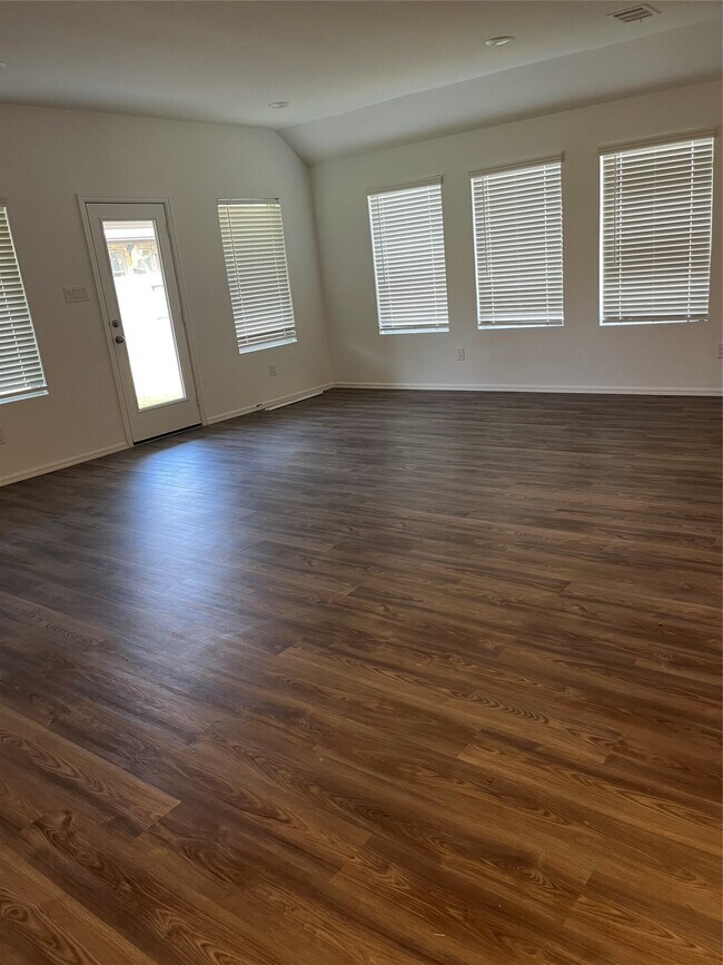 Foto del edificio - 3712 River Sand Rd