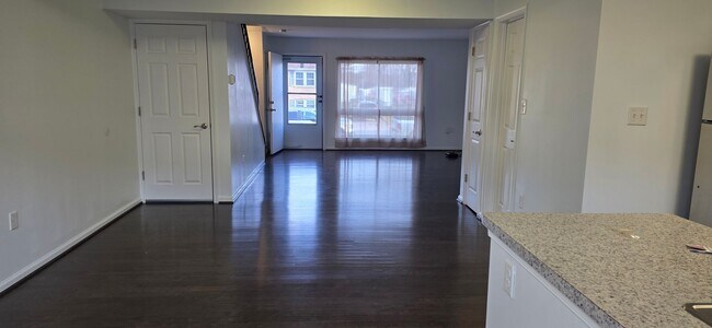 Foto del edificio - Convenience Meets Charm in This Frederick Gem!