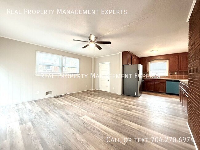 Foto del edificio - 3930 Carlyle Dr