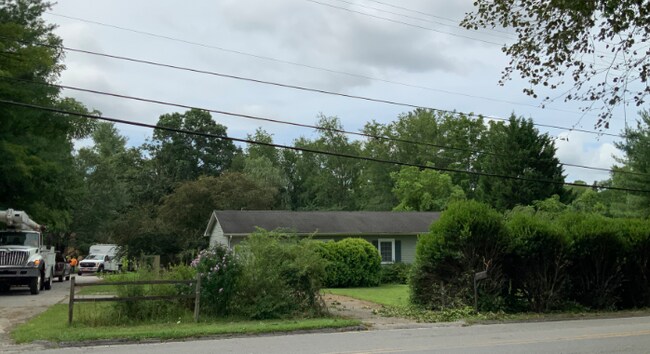 Foto del edificio - "Charming 3-Bedroom Retreat with Gleaming Hardwood Floors in Hendersonville!"