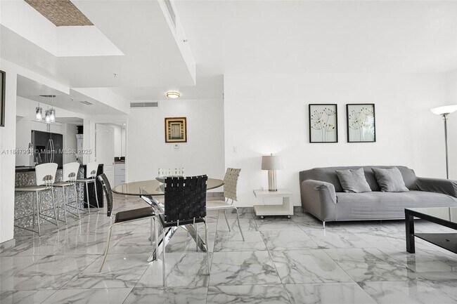 Foto del edificio - 17555 Atlantic Blvd