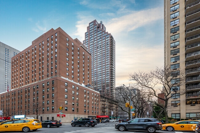 Building Photo - The Oxford on 72nd Street