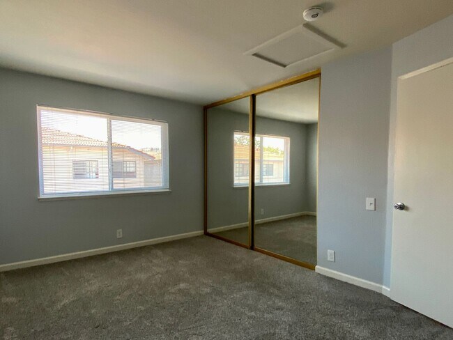 Building Photo - Updated 3 Bedroom 2 Bath Upstairs Condo in...