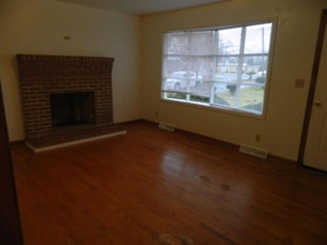Building Photo - Spacious Ranch House off Old Forest Road