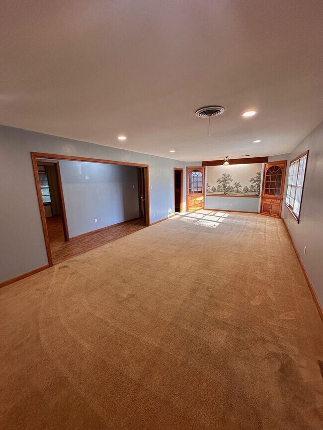 Building Photo - 2218 Rosewood Dr