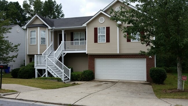 Building Photo - MOVE IN TODAY!  Large 4 bed 2 bath with bo...