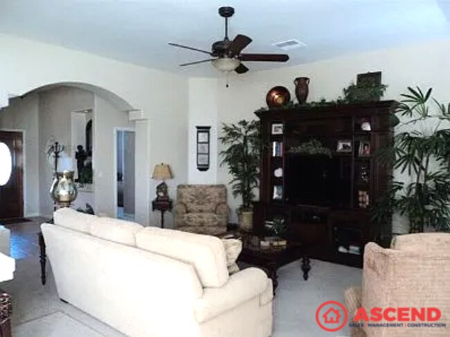 Foto del edificio - Spacious 4BD/2BA Home in Bakersfield's Desirable 93311 — HOA Community with Pool Access!
