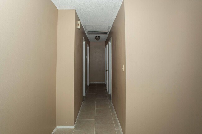 Foto del edificio - Lovely 3 Bedroom 2 Bathroom Home!