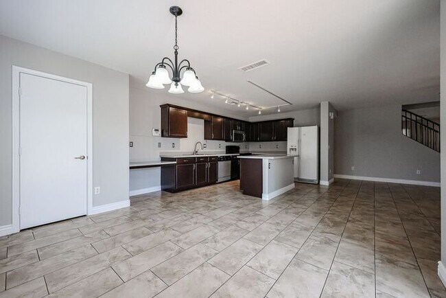 Foto del edificio - Amazing 5 bedrooms and bathrooms in one of the best school districts!