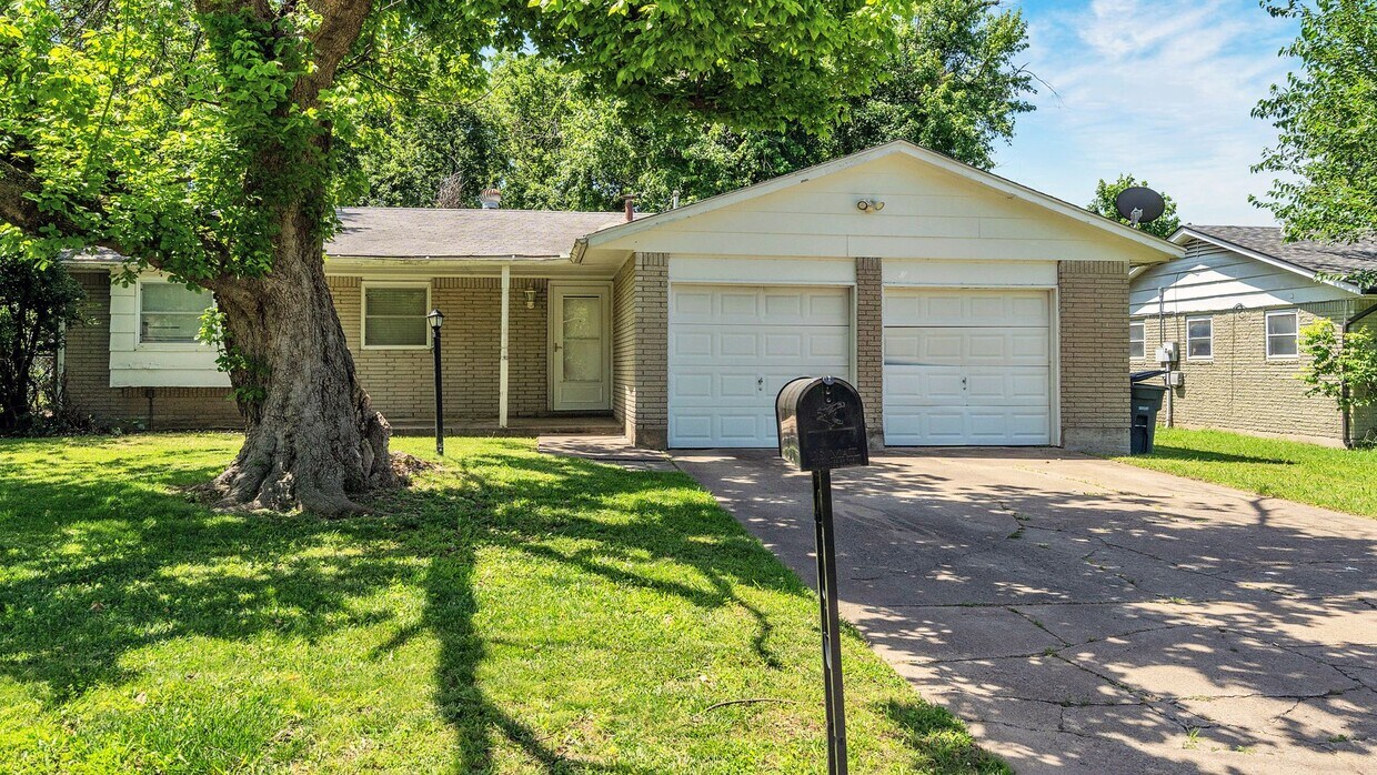 Foto principal - Beautifully Redone 2 Bedroom House! Availa...