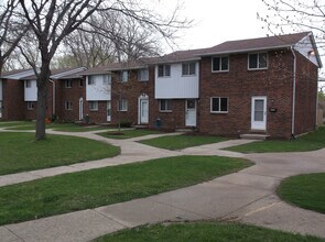 Building Photo - 2992-2992 Wildwood Dr