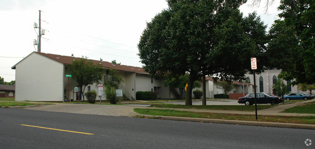 Building Photo - Village Green